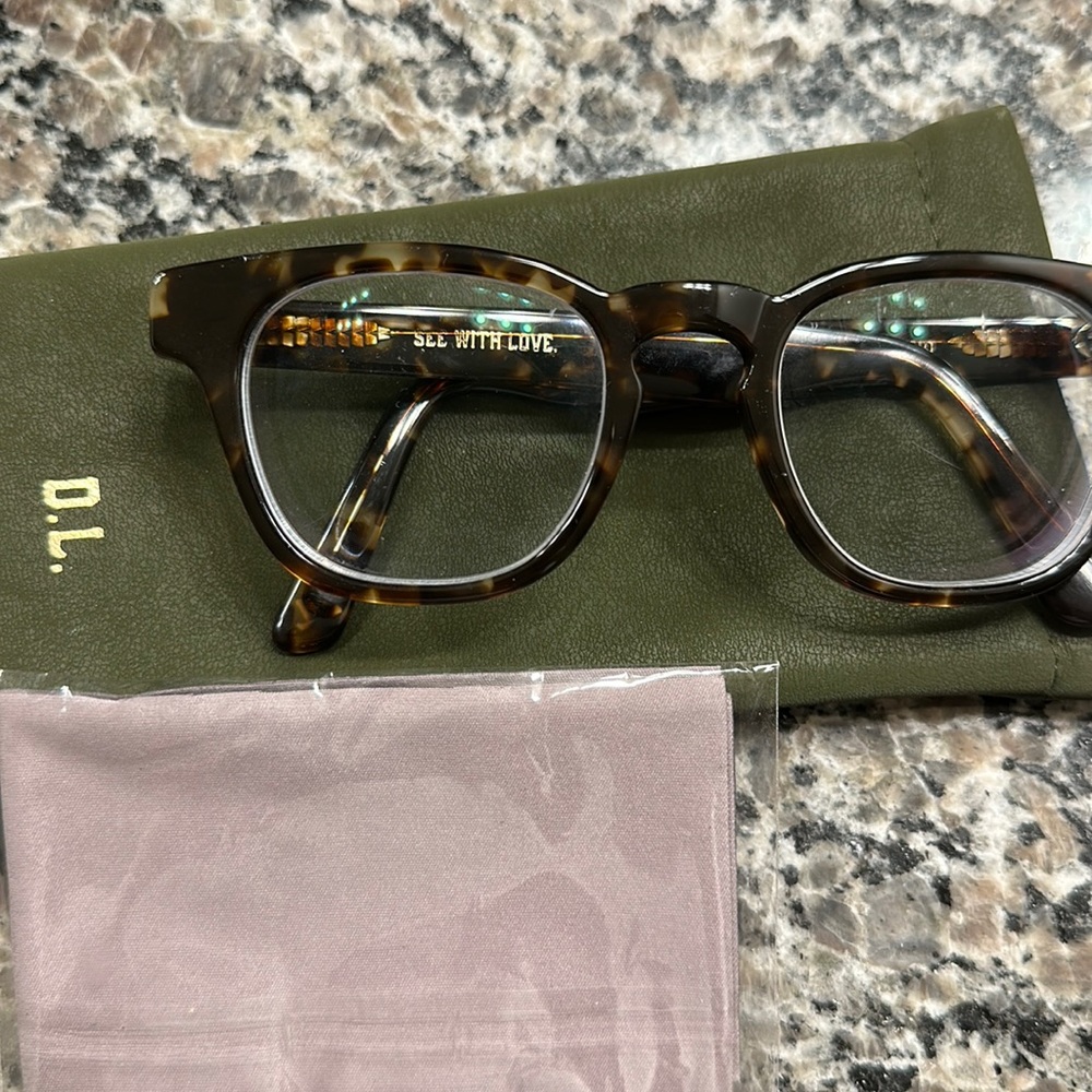 DL Eyewear highland in tortoise shell. lenses need replacement
